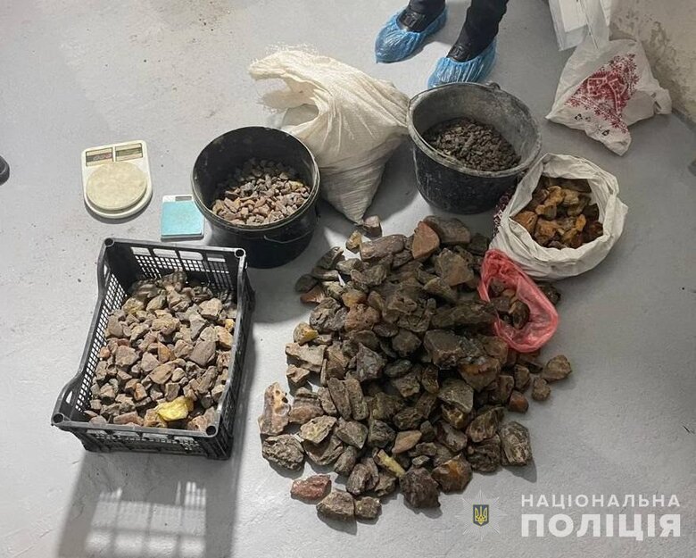 National Police seized almost UAH 4.5 million from illegal amber miners in Rivne region during searches 04