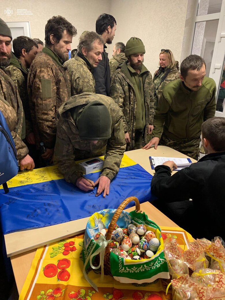 Трое пограничников вернулись из российского плена, - Госпогранслужба 01
