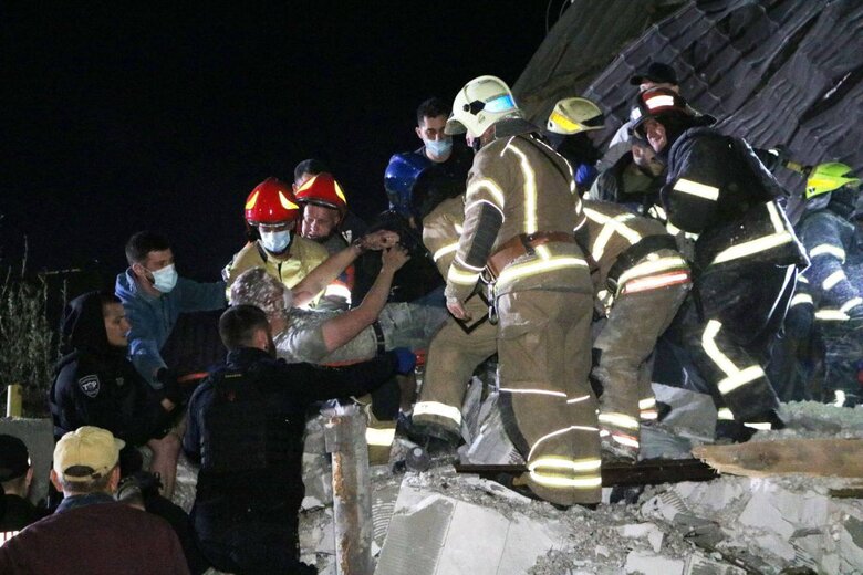 Удар по передмістю Дніпра: вночі з-під завалів будинку врятували чотирьох людей 03