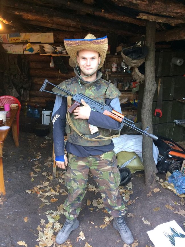 Махай, доцю, татові. Прощайся з ним, - у Ходорові добровольця Романа Федоришина, друга Федю, люди проводжали в останню путь, стоячи на колінах 18