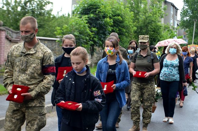 В Івано-Франківській області попрощалися з трагічно загиблою волонтеркою-парамедиком Іриною Шевчишин 10