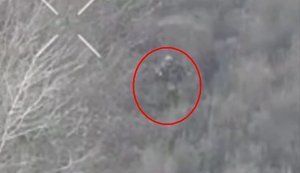 Сотні шматочків окупанта розлітаються урізнобіч після детонації міни. ВIДЕО