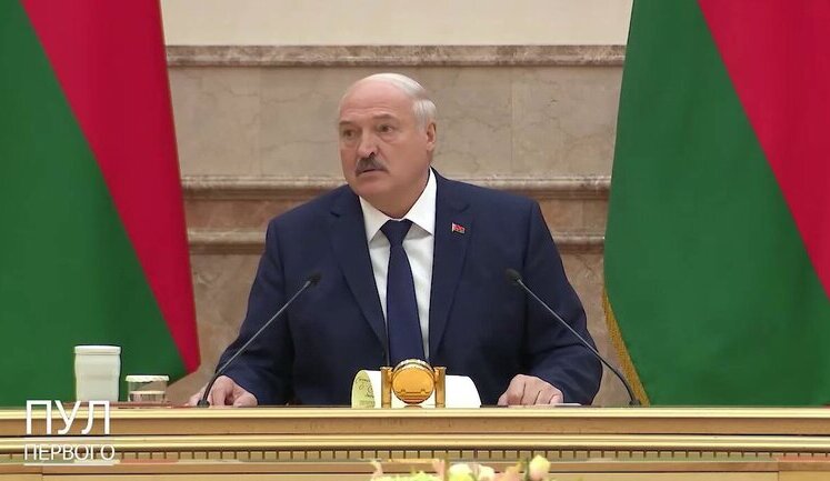 "Вы еще мучиться со мной будете очень долго. Я умирать не собираюсь", - Лукашенко уверяет, что у него был "аденовирус". ВИДЕО