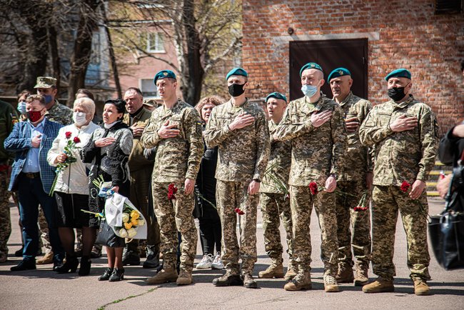 Меморіальну дошку загиблому на Донбасі морпіху 36-ї ОБрМП Олександру Швецю відкрили в Олександрії 15