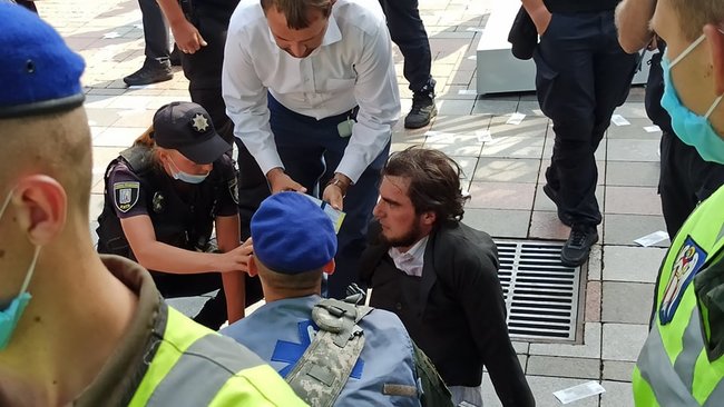 Слуги русификации и Меняю мову на рубли: на акции под ВР произошла стычка - правоохранители пытались задержать митингующего 19