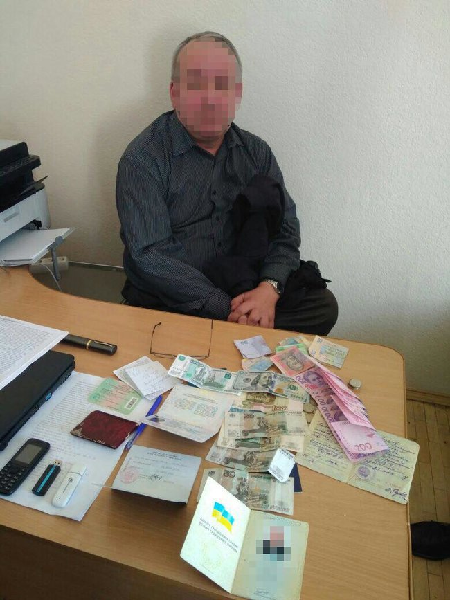 Контррозвідка затримала співробітника військового підприємства в Києві, який збирав інформацію про засекречені оборонні замовлення і готувався до виїзду з України 01