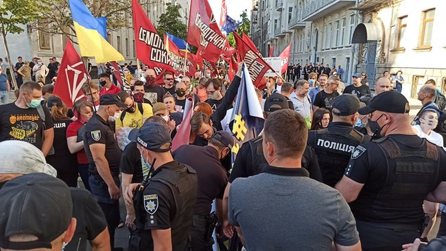 Участники акции протеста пришли к Офису Президента 07