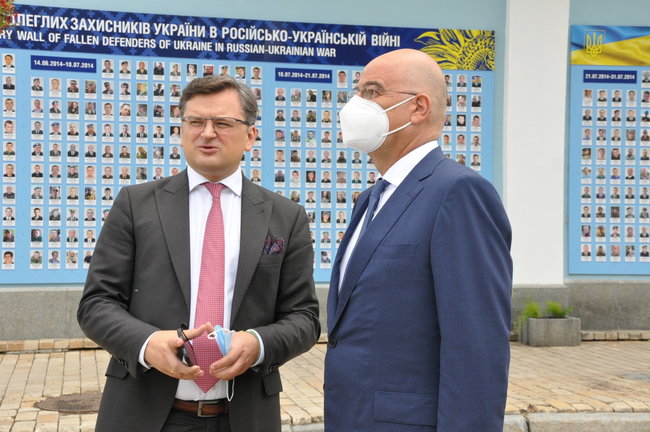 Глава МЗС Греції Дендіас поклав квіти до Стіни памяті полеглих захисників України 03
