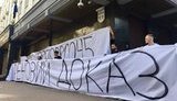 "Речовий доказ": активісти під ГПУ вимагали повернути громаді Києва будинок, який купили за заниженою ціною родичі Насірова і Довгого. ФОТОрепортаж