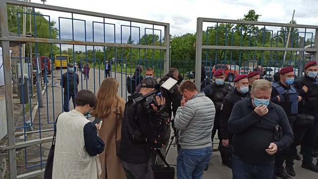 Зеленський любить теплі ванни, але хто сказав, що ця тепла рідина - вода?: Під стінами ДП Антонов відбувається акція 03