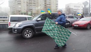 Близько 100 автомобілів "Автомайдану" їдуть до будинку Луценка, щоб подарувати "прапор корупціонерів". ФОТОрепортаж+ВІДЕО