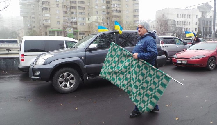 Близько 100 автомобілів "Автомайдану" їдуть до будинку Луценка, щоб подарувати "прапор корупціонерів". ФОТОрепортаж+ВІДЕО