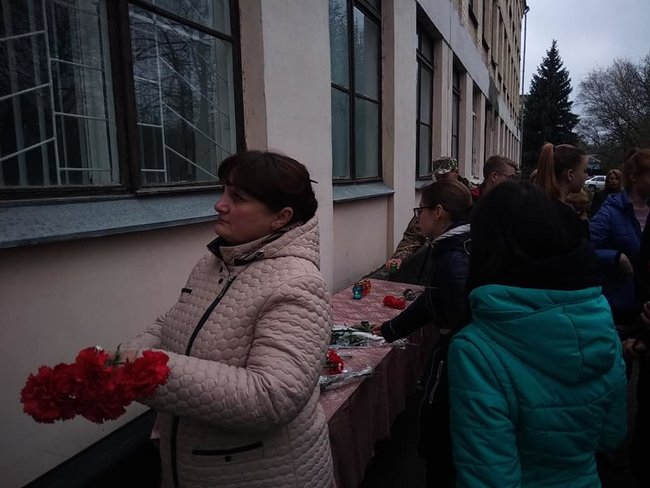 Мемориальные доски погибшим в зоне АТО воинам Сергею Ткачуку, Виктору Войцеховскому и Олегу Бурцу открыли на фасаде школы в Пятихатках на Днепропетровщине 21