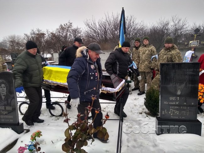 С погибшим на Донбассе воином 92-й ОМБр Александром Иванишко простились в Каменском 05 С погибшим на Донбассе воином 92-й ОМБр Александром Иванишко простились в Каменском 05