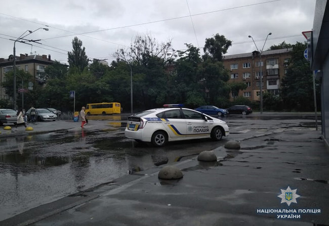 Двоє невідомих у масках зі стріляниною пограбували адміністрацію ринку в Києві 07