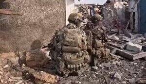 Бойцы ССО уничтожают оккупантов в селе: "Прием... Мы все зачистили, но очень нашумели. Предлагаю зайти сразу на два СП, но по "серому" завтра". ВИДЕО