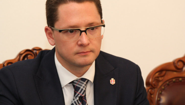 Суд відмовився заарештувати заступника мера Одеси Вугельмана і відпустив його на поруки нардепів Пресмана і Мірошниченка