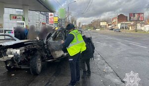 На території АЗК у Харкові вибухнула та спалахнула автівка. ФОТО