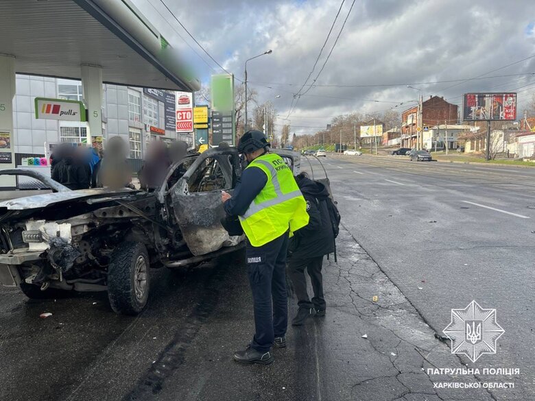 На території АЗК у Харкові вибухнула та спалахнула автівка 01