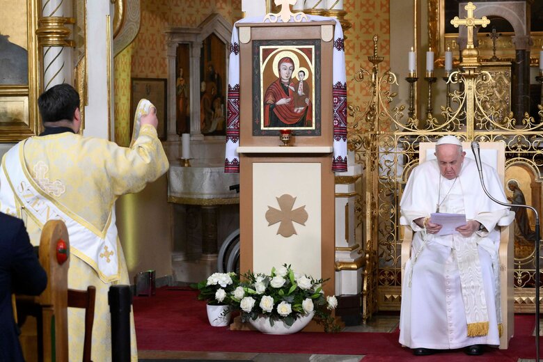 Pope met with Ukrainian refugees in Budapest 02