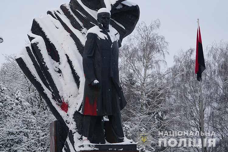 Памятник Бандере облили красной краской в Тернополе 01