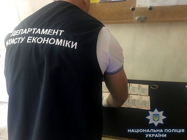 Керівника коледжу в Шепетівці затримано на хабарі 9 тис. гривень 01