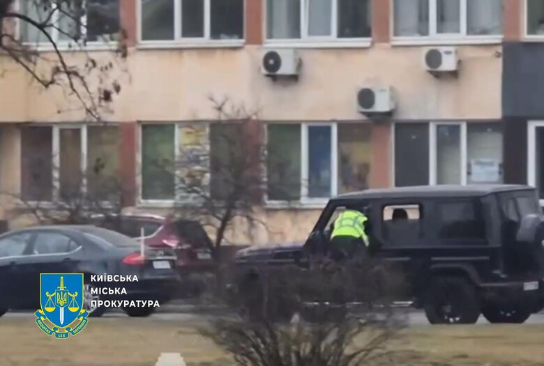 У Києві водій Mercedes проведе у СІЗО за опір поліції