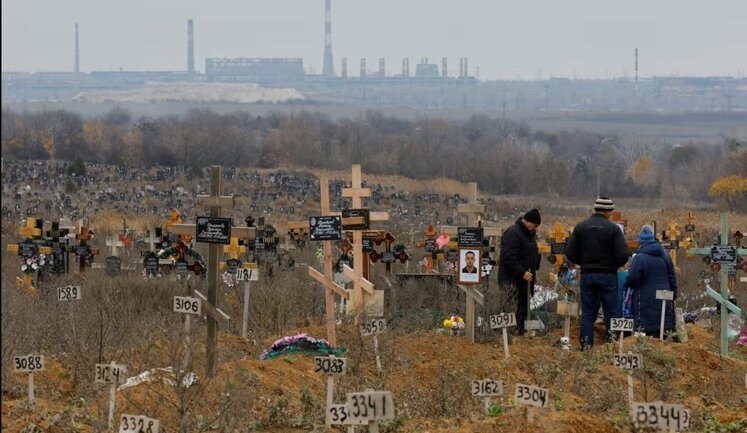 В оккупированном Мариуполе продолжает расти смертность, на одном из кладбищ обнаружили большой сектор свежих захоронений, - горсовет. ВИДЕО