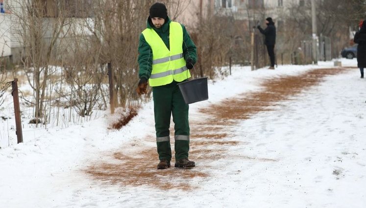 Дорожки во Львове посыпают от гололеда кофейной гущей. ФОТОрепортаж