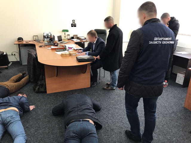Полиция подозревает должностных лиц киевского коммунального предприятия в присвоении средств, выделенных на ремонт школы и реставрационные работы на Андреевском спуске 01