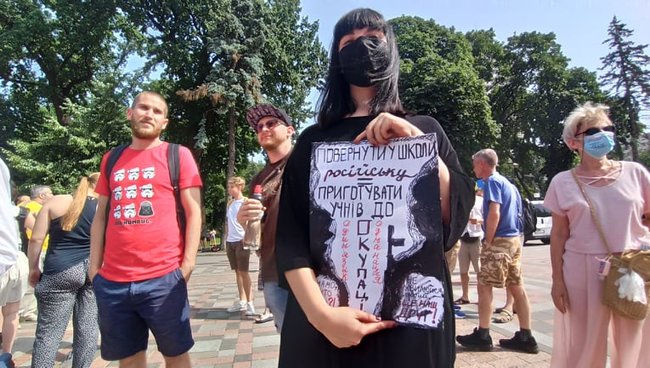 Слуги русификации и Меняю мову на рубли: на акции под ВР произошла стычка - правоохранители пытались задержать митингующего 15