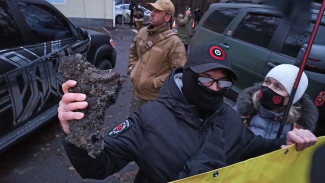 В Феофании, где лечится Зеленский, активисты провели акцию с фаерами и асфальтом 11 В Феофании, где лечится Зеленский, активисты провели акцию с фаерами и асфальтом 11