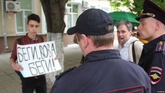 Біжи, Вово, біжи! Російського школяра оштрафували за одиночний пікет 01 Біжи, Вово, біжи! Російського школяра оштрафували за одиночний пікет 01