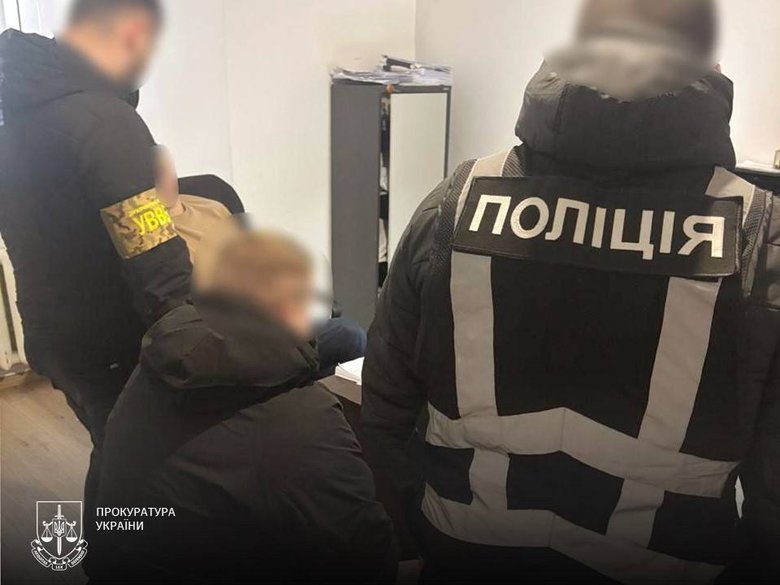 Переправляли ухилянтів за паспортами померлих