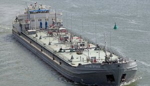 Уражений українським дроном російський танкер почав тонути біля нафтового терміналу у Новошахтинську