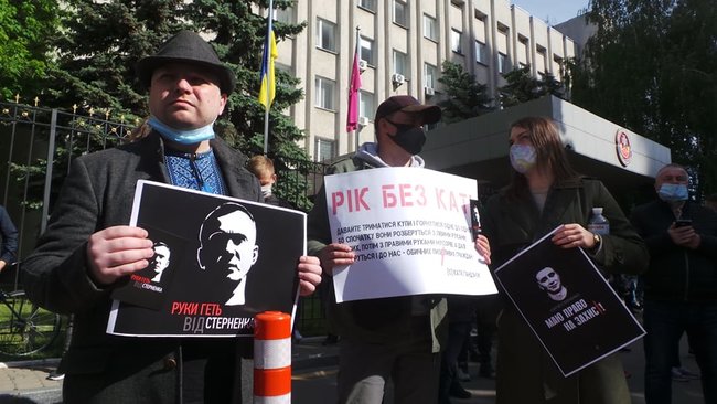 Под столичным СБУ проходит акция Руки прочь от Стерненко из-за вероятного объявления подозрения активисту 01