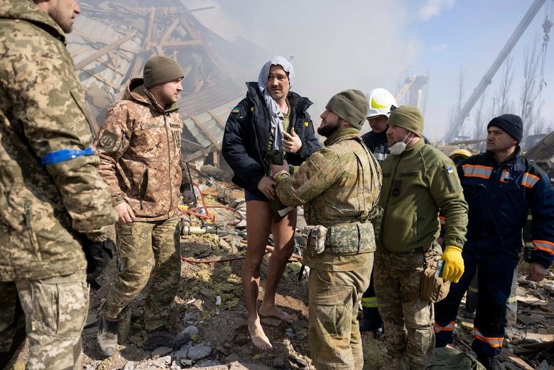 З-під завалів військової казарми в Миколаєві, обстріляної окупантами, дістали 50 тіл, - ЗМІ 01