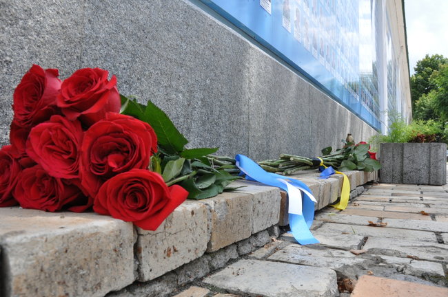 Глава МЗС Греції Дендіас поклав квіти до Стіни памяті полеглих захисників України 26