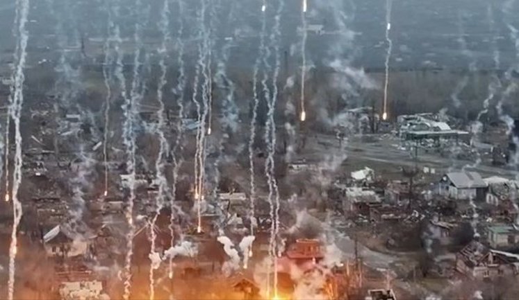 Окупанти бомбардують Костянтинівку запалювальними боєприпасами і цілеспрямовано нищать уцілілих мешканців міста. ВIДЕО