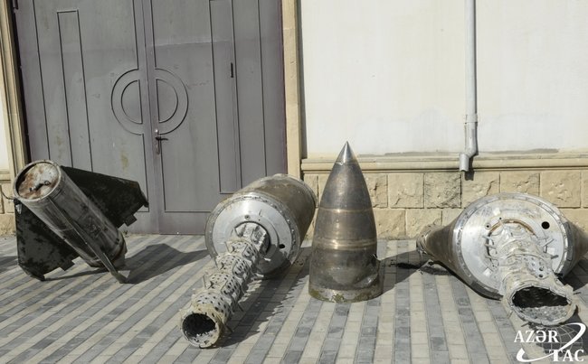 В Азербайджані продемонстрували уламки російських ракет Іскандер, застосованих у Нагірному Карабасі 02