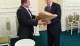Азаров нашел украинца, который согласен "не скиглити", а взять лопатку: "После вашего приезда у меня улучшились отношения в семье". ВИДЕО