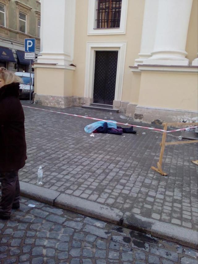 Ice block fell off roof, killed woman in Lviv 01 Ice block fell off roof, killed woman in Lviv 01