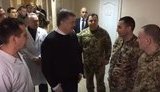 Порошенко відвідав у госпіталі звільнених солдатів. ВIДЕО