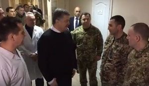 Порошенко відвідав у госпіталі звільнених солдатів. ВIДЕО