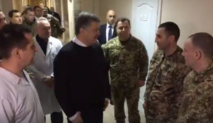 Порошенко відвідав у госпіталі звільнених солдатів. ВIДЕО
