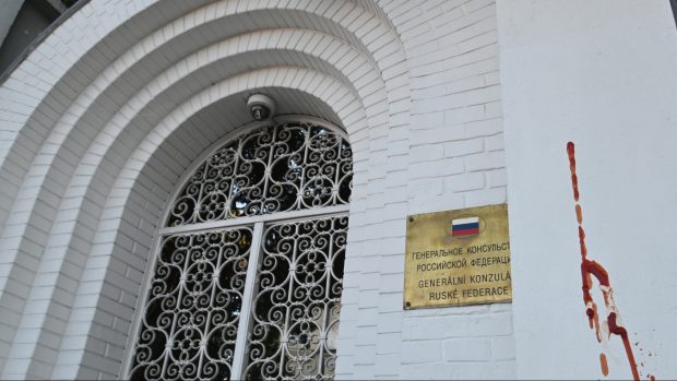 Российское консульство в чешском Брно облили кетчупом 01