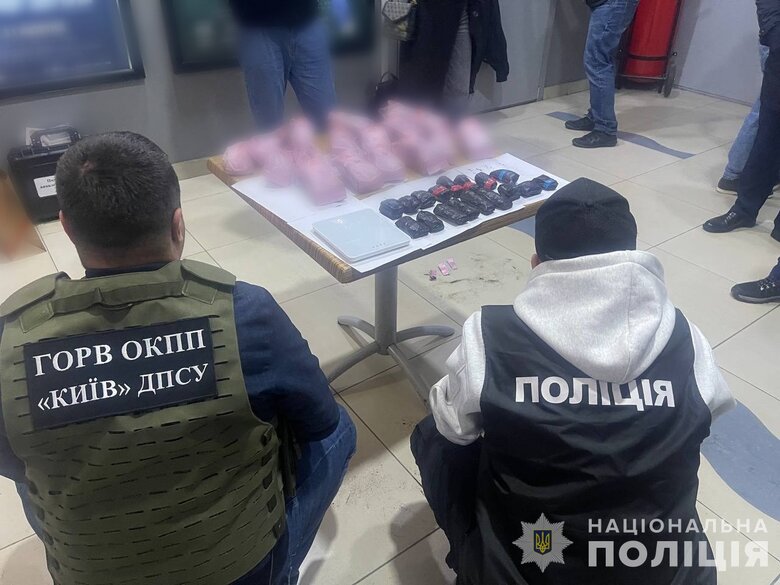 У Києві Нацполіція перекрила контрабандний канал постачання кокаїну