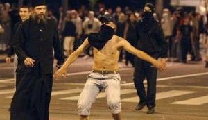 Беспорядки в Белграде: полиция и священники еле уняли сторонников Младича. ФОТОрепортаж