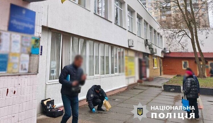Хотели поджечь приемную депутата по заказу РФ: в Киеве задержаны двое мужчин. ФОТОрепортаж