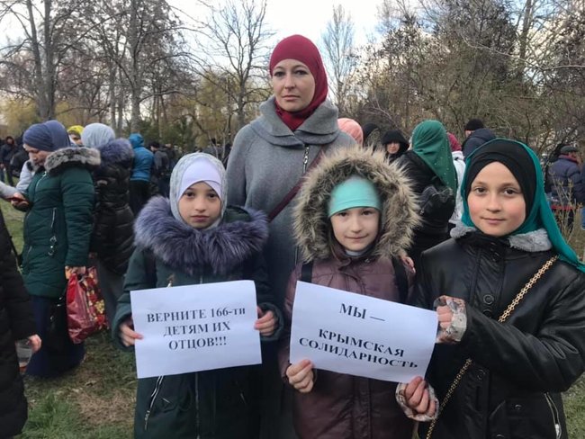 Папірців боїтеся? - окупанти затримали учасника флешмобу на підтримку заарештованих кримськотатарських активістів Таїра Ібрагімова 01